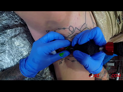 ❤️ Keçika pir tattookirî Sully Savage tattooek li ser klîtorê xwe kir. ❤️ Porno fb li ku.xsexshop.ru